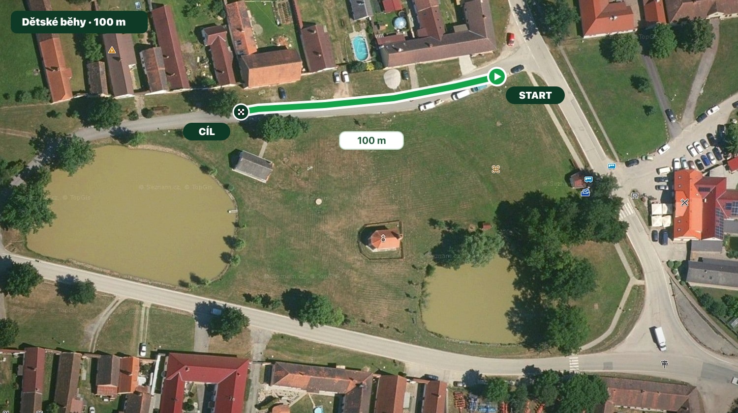 Letecká mapa dětské trati 100 m na návsi v Municích — start u křižovatky, cíl u rybníka