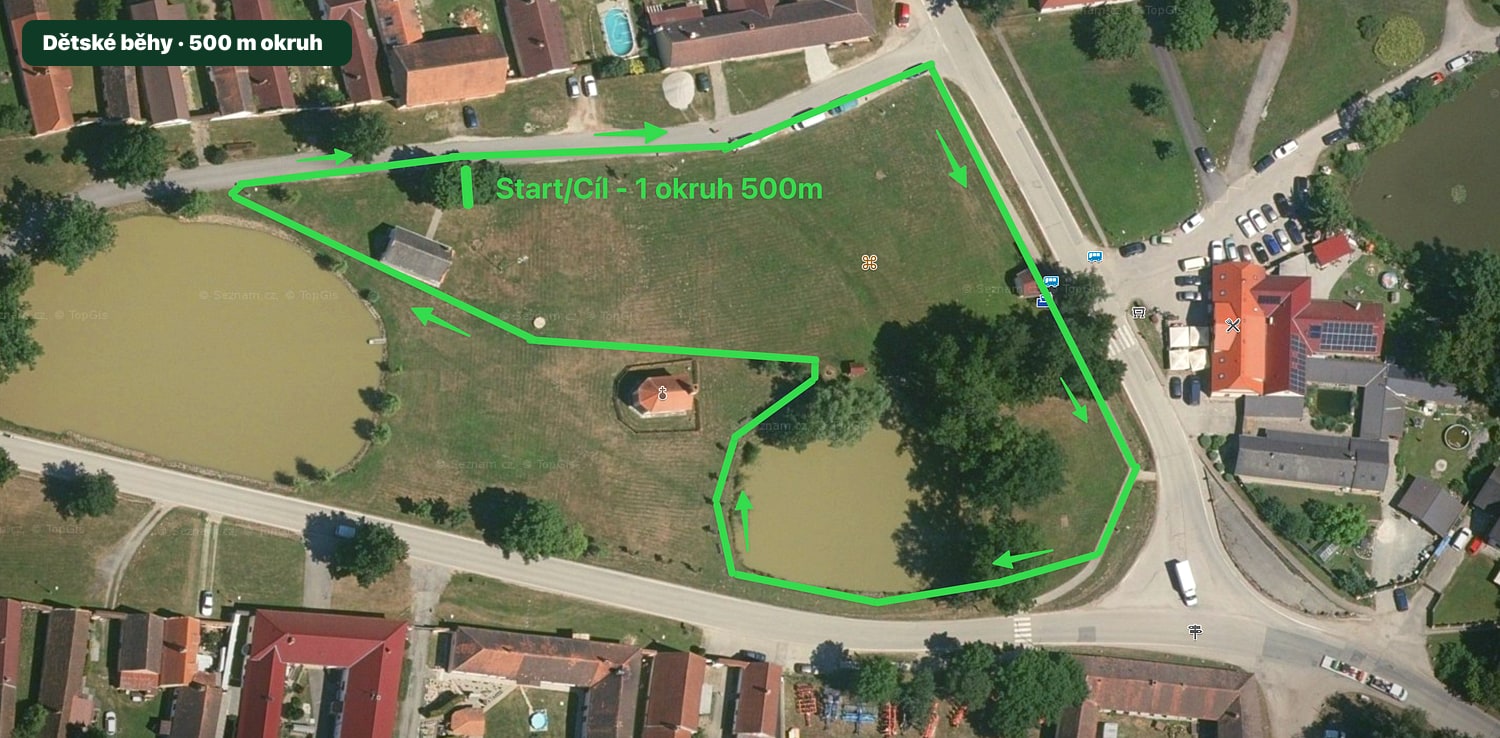 Letecká mapa dětského okruhu 500 m v Municích — kolem obou rybníků a kapličky, start i cíl u návsi