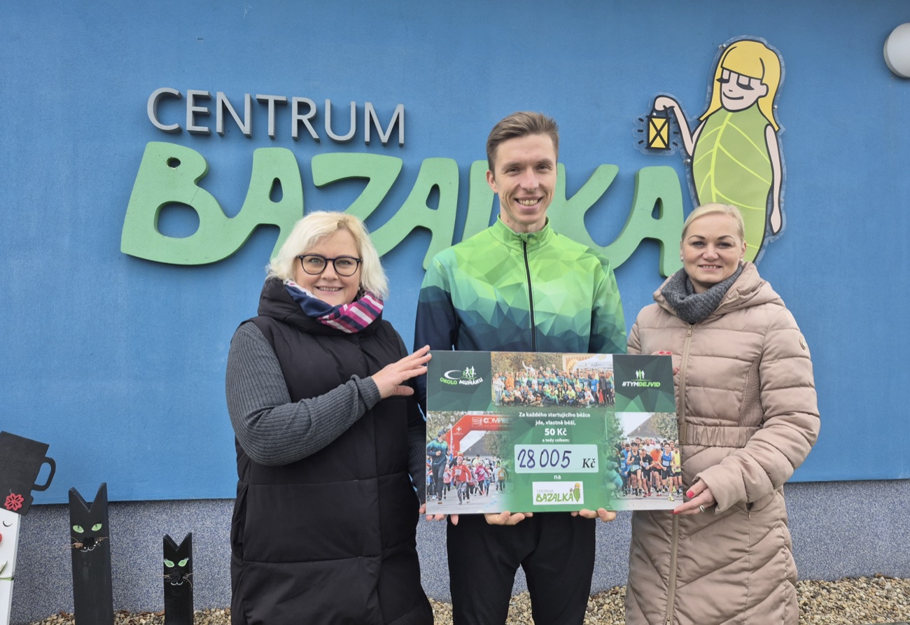 Předání šeku 28 005 Kč pro Centrum Bazalka — David Vaš před centrem
