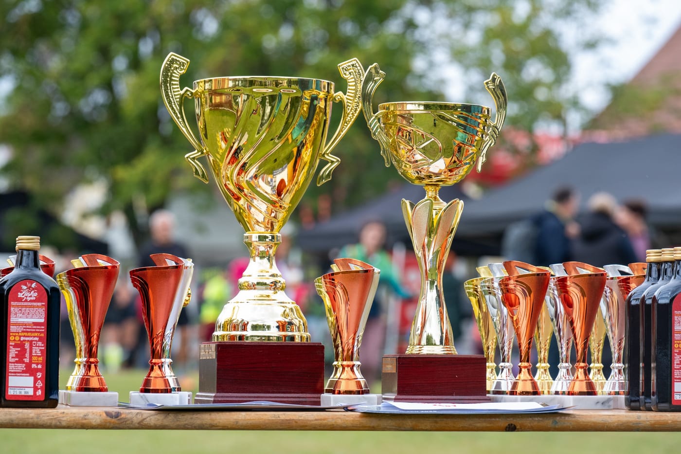 Poháry a ceny pro vítěze závodu Okolo Muňáku